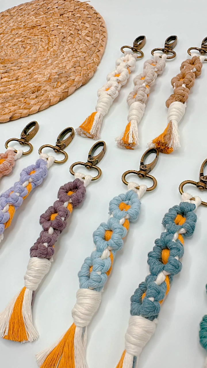 Lilly Bird Crochet - Flower macrame keychain