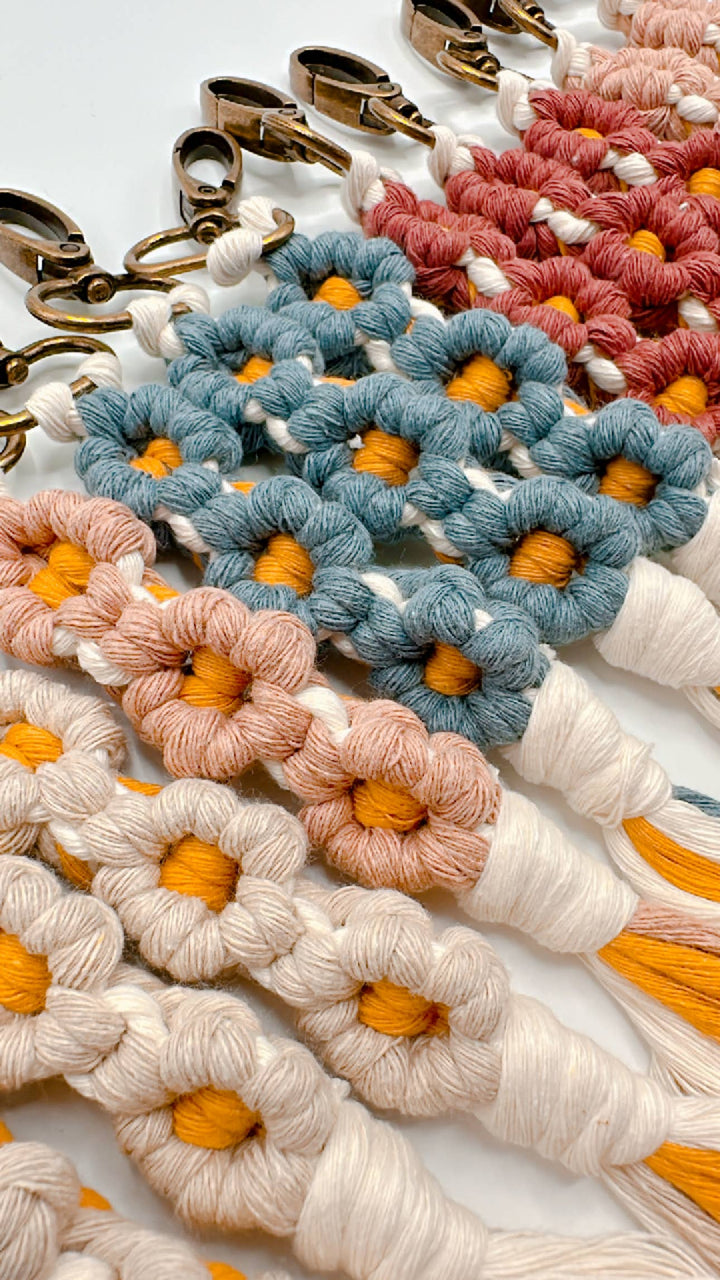 Lilly Bird Crochet - Flower macrame keychain